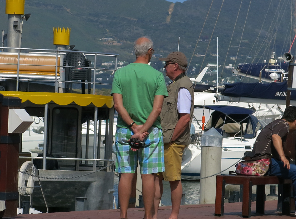 Intussen kuieren de mannen wat rond bij de boten en de catamarans.