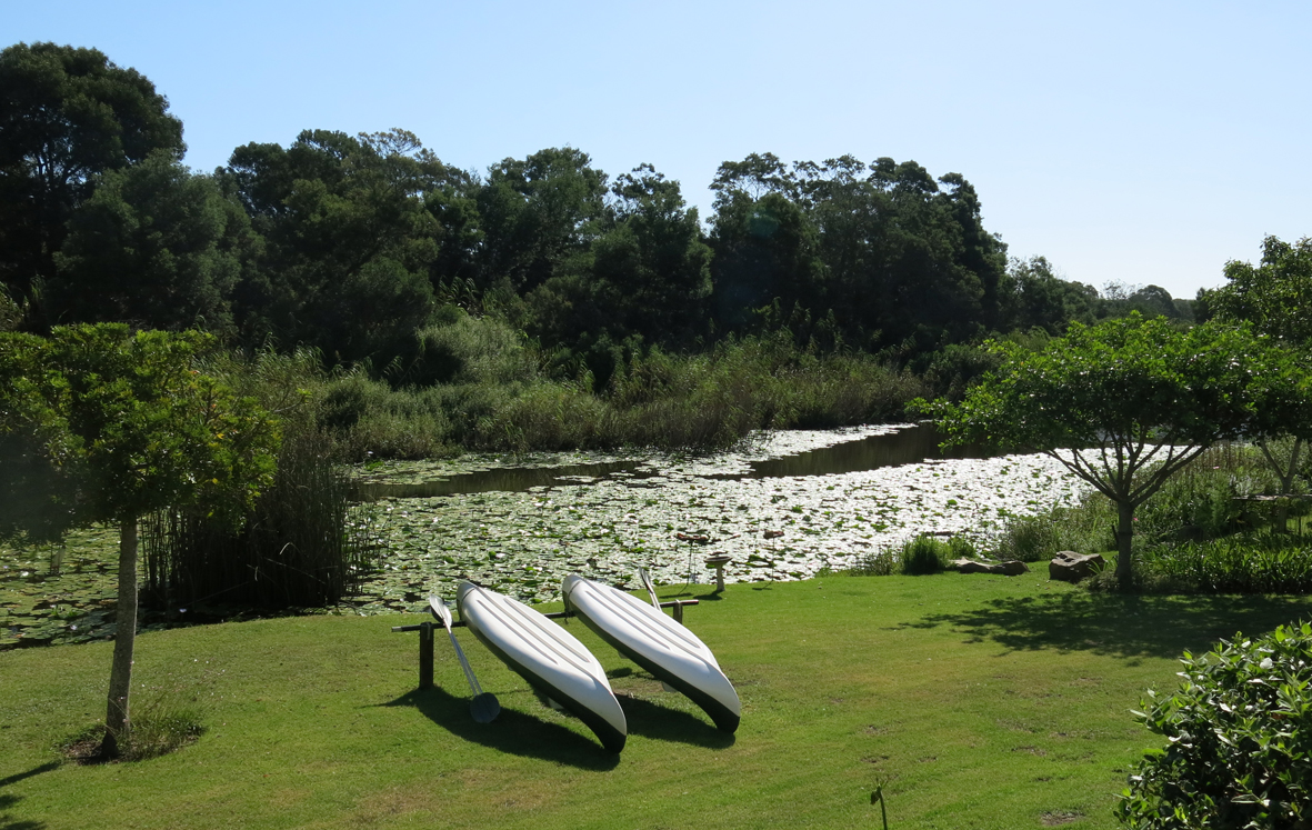 De prachtige tuin van "Bitou River Lodge"