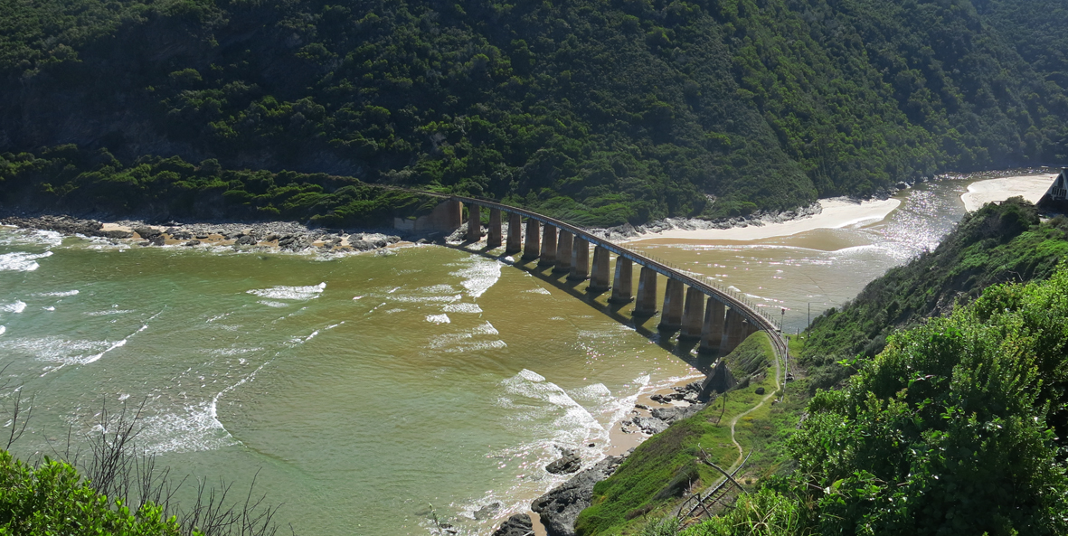 De oude spoorwegviaduct van het stoomtreintje dat verbinding maakte tussen Knysna en George.
