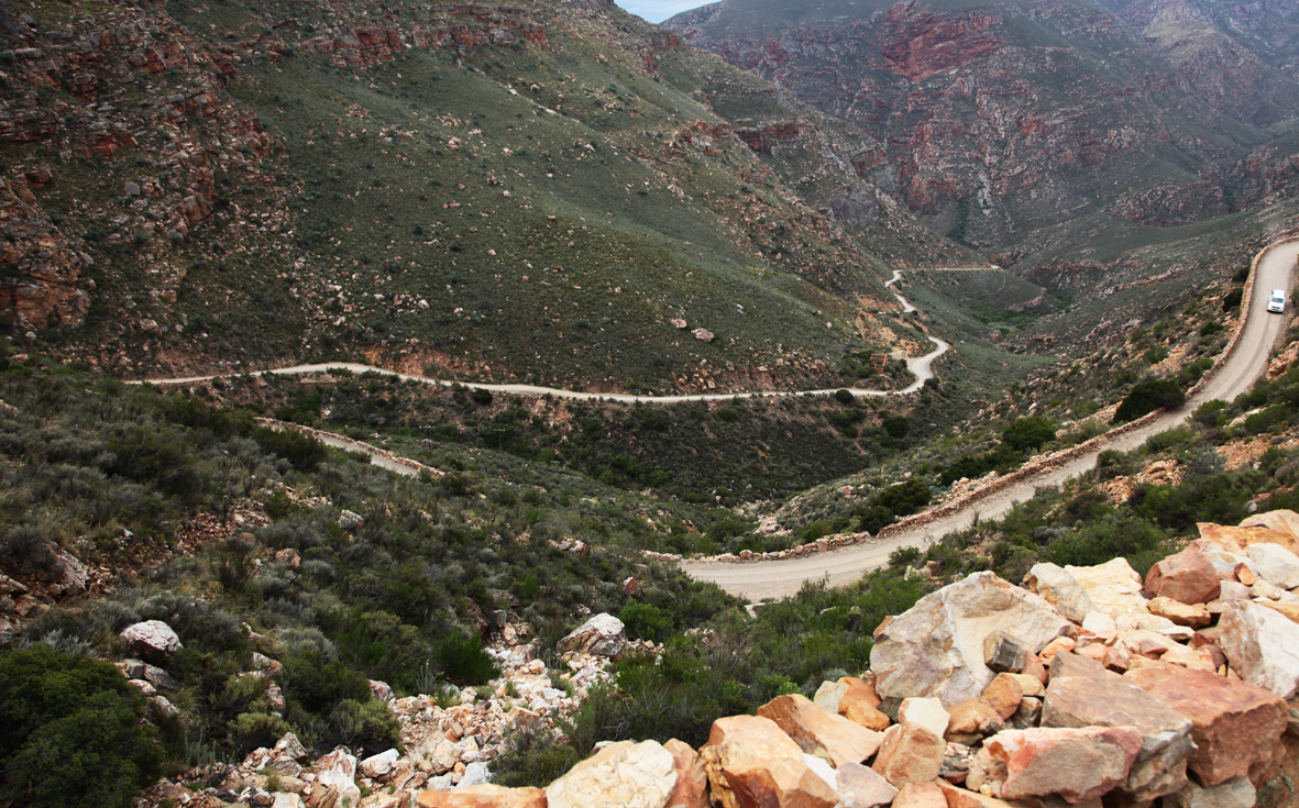 De Swartberg Pas slingert door het indrukwekkende berggebied.