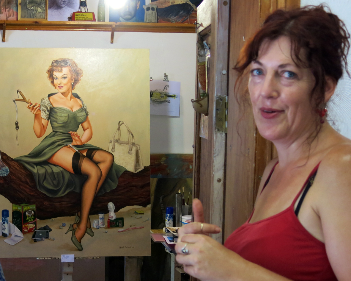 Marinda met een van haar pin-ups.