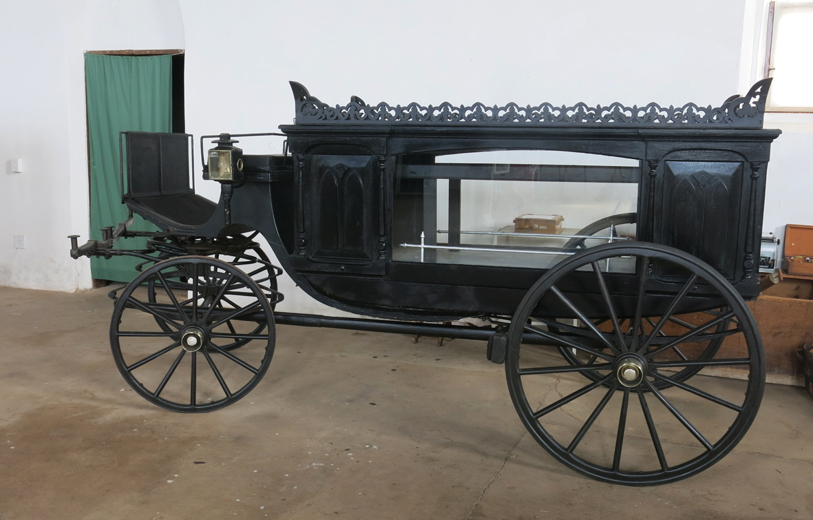In het kerkje; een oude lijkwagen anno 1920.