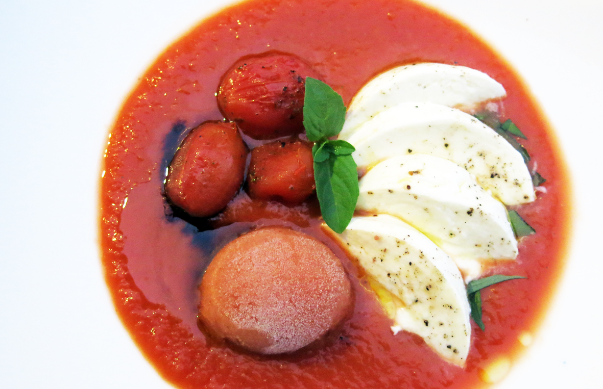 Tomaten op 3 verschillende wijzen, mozzarella en een sabayonbolletje...