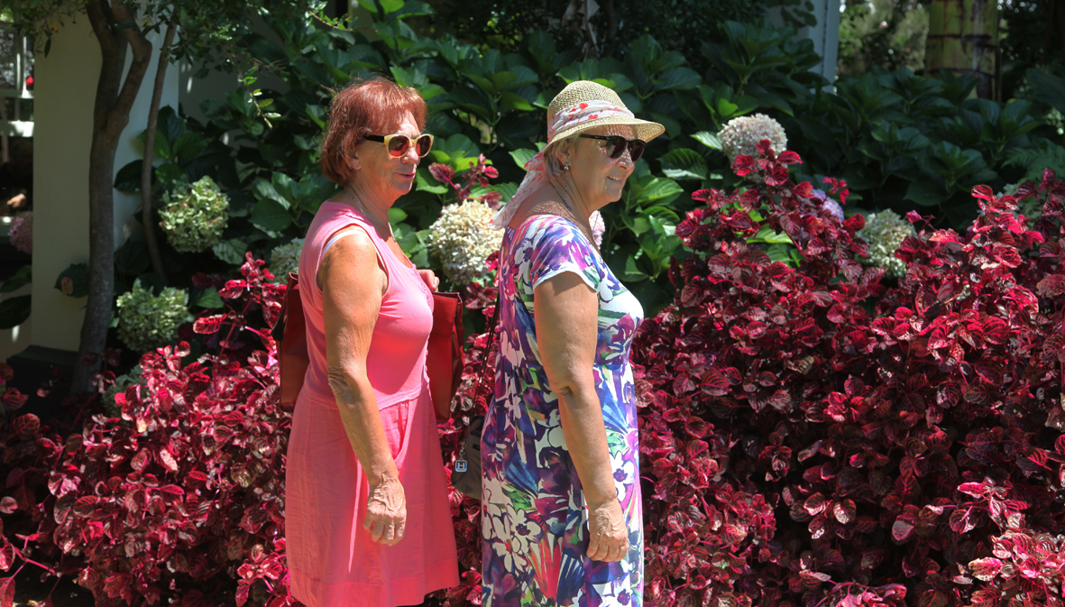 Dames tussen al deze bloemenpracht.