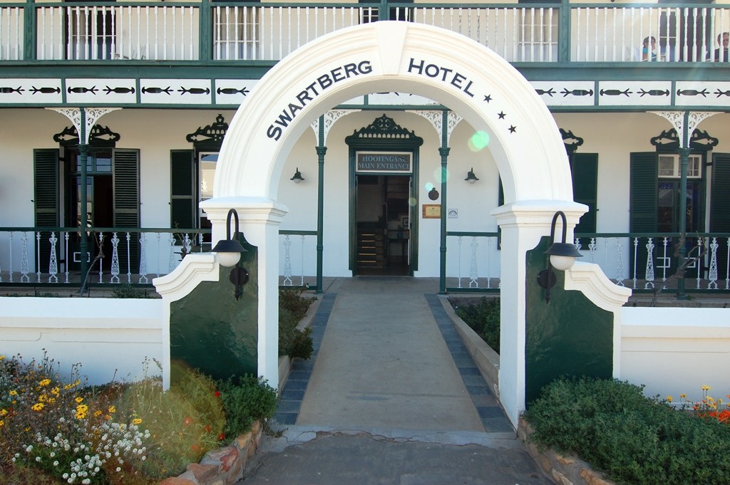 Prince_Albert_Swartberg_Hotel_entrance